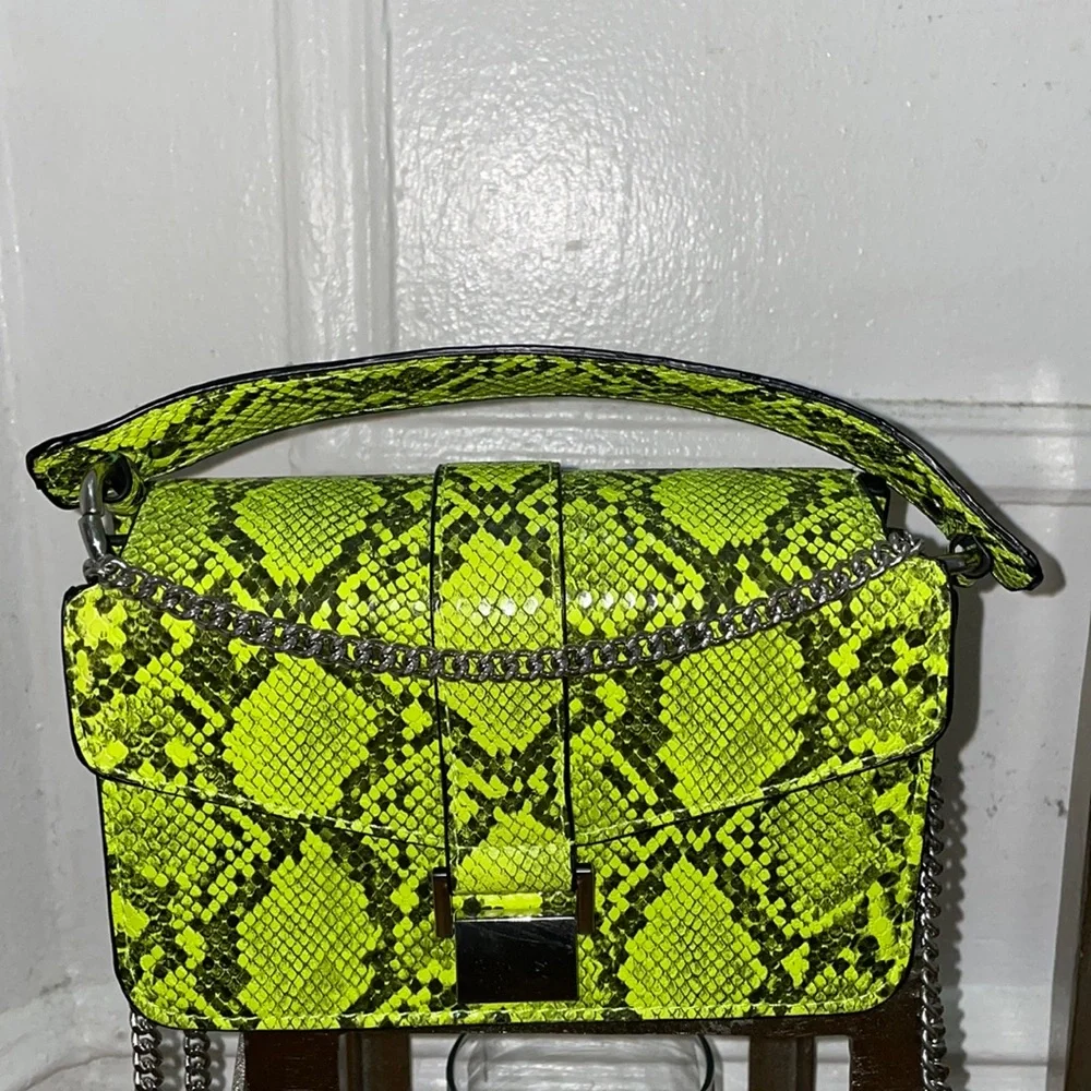 Small snake bag: Neon green. Shoulder bag. - Picture 1 of 4